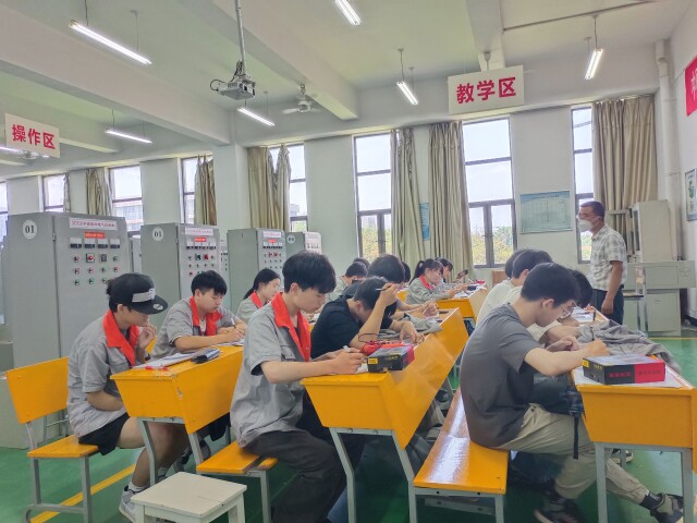开云体育 开云官网湖南职教硬核力量 湖南铁路科技职院跑出产教融合“加速度”(图2)