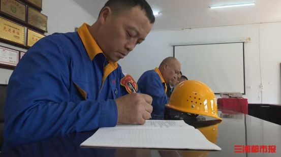 开云 开云体育《凝心铸魂跟走 团结奋斗新征程》——劳动最光荣|全国劳模陈显武:下岗矿工自学成为机电技术专家