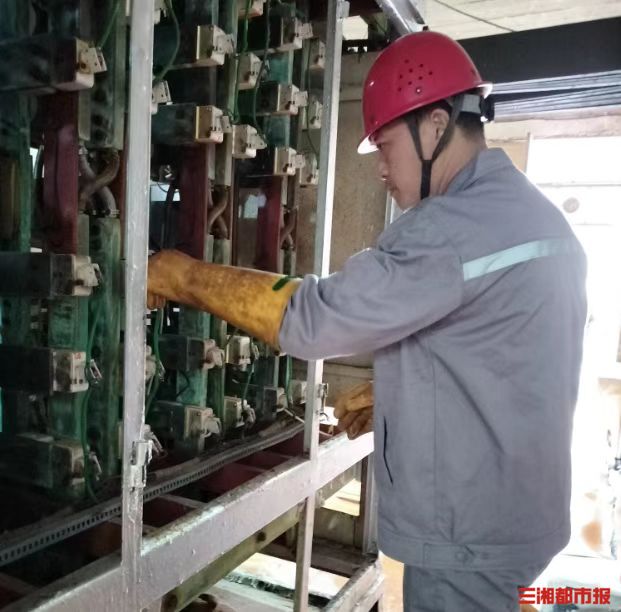 开云 开云体育《凝心铸魂跟走 团结奋斗新征程》——劳动最光荣｜全国劳模陈显武：下岗矿工自学成为机电技术专家(图2)