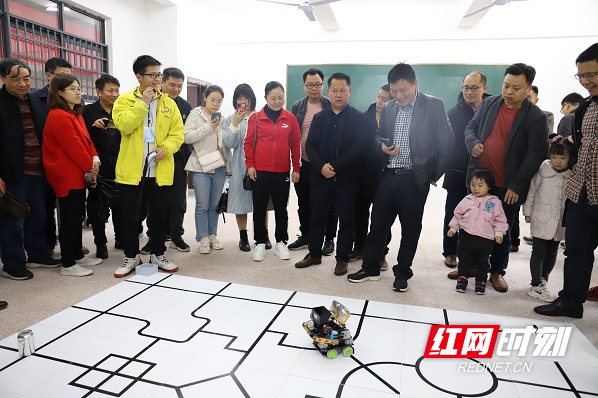 开云体育 开云官网临武:百名少年“机”智比拼 “展+赛+训”倾情科教