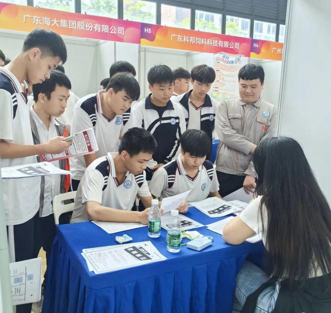广开云 开云体育官网州市技师学院：168家企业提供6500岗位校园招聘会“火力全开”(图3)